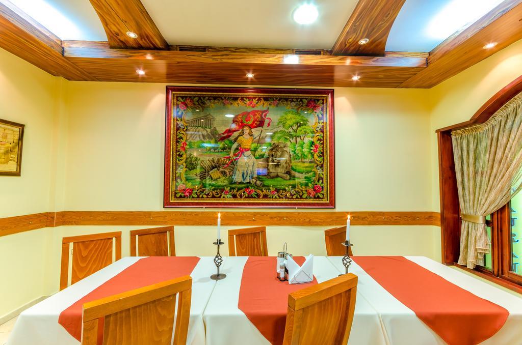 Hotel Cosmos Asenovgrad Esterno foto