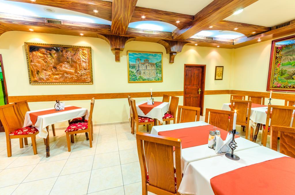 Hotel Cosmos Asenovgrad Esterno foto